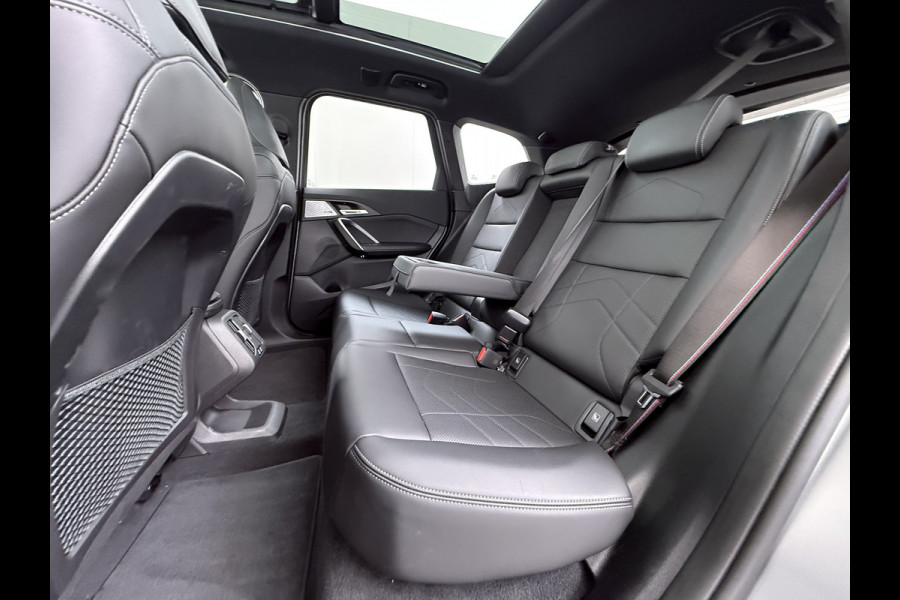 BMW X1 xDrive30e 327pk M-sport Leer Pano-Dak/Hef-Dak M-Sportstoelen+Elektr.+Geheugen+Verwarmd Trekhaak Harman-Kardon Adaptive-LED Live- Adaptive-Cruise AWD StuurVerwarmd Zwarte-Hemel Travelpack Park-Assist Pdc Draadloze lader Innovations-pakket Comfort-Pack €75.000,- Nieuw  Orig.NL auto! 1.800kg trekvermogen