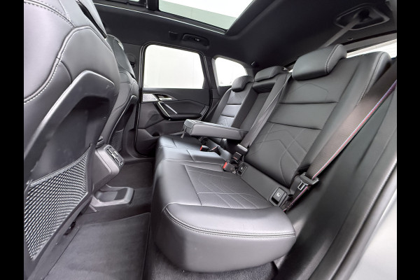 BMW X1 xDrive30e 327pk M-sport Leer Pano-Dak/Hef-Dak M-Sportstoelen+Elektr.+Geheugen+Verwarmd Trekhaak Harman-Kardon Adaptive-LED Live- Adaptive-Cruise AWD StuurVerwarmd Zwarte-Hemel Travelpack Park-Assist Pdc Draadloze lader Innovations-pakket Comfort-Pack €75.000,- Nieuw  Orig.NL auto! 1.800kg trekvermogen