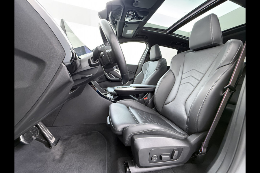 BMW X1 xDrive30e 327pk M-sport Leer Pano-Dak/Hef-Dak M-Sportstoelen+Elektr.+Geheugen+Verwarmd Trekhaak Harman-Kardon Adaptive-LED Live- Adaptive-Cruise AWD StuurVerwarmd Zwarte-Hemel Travelpack Park-Assist Pdc Draadloze lader Innovations-pakket Comfort-Pack €75.000,- Nieuw  Orig.NL auto! 1.800kg trekvermogen