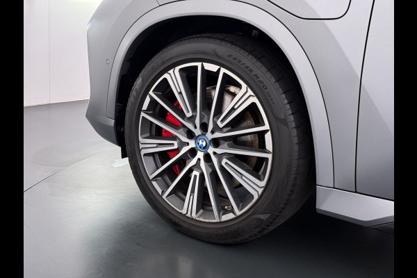 BMW X1 xDrive30e 327pk M-sport Leer Pano-Dak/Hef-Dak M-Sportstoelen+Elektr.+Geheugen+Verwarmd Trekhaak Harman-Kardon Adaptive-LED Live- Adaptive-Cruise AWD StuurVerwarmd Zwarte-Hemel Travelpack Park-Assist Pdc Draadloze lader Innovations-pakket Comfort-Pack €75.000,- Nieuw  Orig.NL auto! 1.800kg trekvermogen