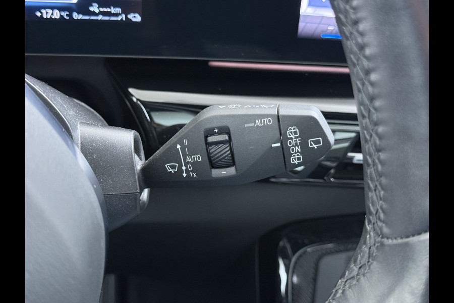 BMW X1 xDrive30e 327pk M-sport Leer Pano-Dak/Hef-Dak M-Sportstoelen+Elektr.+Geheugen+Verwarmd Trekhaak Harman-Kardon Adaptive-LED Live- Adaptive-Cruise AWD StuurVerwarmd Zwarte-Hemel Travelpack Park-Assist Pdc Draadloze lader Innovations-pakket Comfort-Pack €75.000,- Nieuw  Orig.NL auto! 1.800kg trekvermogen