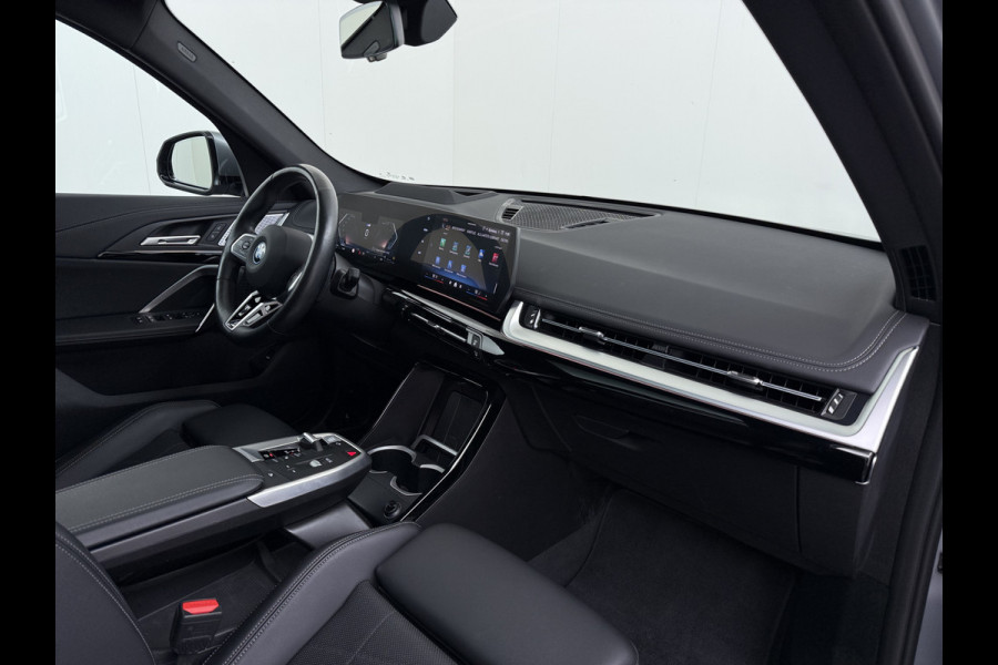 BMW X1 xDrive30e 327pk M-sport Leer Pano-Dak/Hef-Dak M-Sportstoelen+Elektr.+Geheugen+Verwarmd Trekhaak Harman-Kardon Adaptive-LED Live- Adaptive-Cruise AWD StuurVerwarmd Zwarte-Hemel Travelpack Park-Assist Pdc Draadloze lader Innovations-pakket Comfort-Pack €75.000,- Nieuw  Orig.NL auto! 1.800kg trekvermogen
