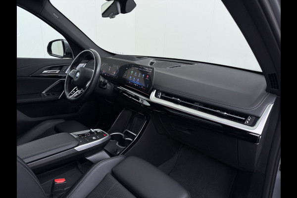 BMW X1 xDrive30e 327pk M-sport Leer Pano-Dak/Hef-Dak M-Sportstoelen+Elektr.+Geheugen+Verwarmd Trekhaak Harman-Kardon Adaptive-LED Live- Adaptive-Cruise AWD StuurVerwarmd Zwarte-Hemel Travelpack Park-Assist Pdc Draadloze lader Innovations-pakket Comfort-Pack €75.000,- Nieuw  Orig.NL auto! 1.800kg trekvermogen