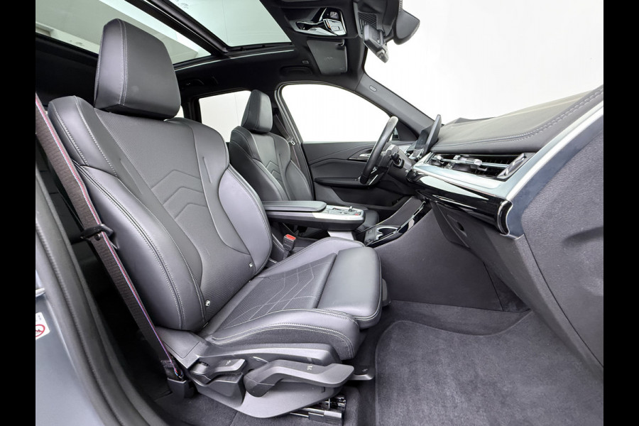 BMW X1 xDrive30e 327pk M-sport Leer Pano-Dak/Hef-Dak M-Sportstoelen+Elektr.+Geheugen+Verwarmd Trekhaak Harman-Kardon Adaptive-LED Live- Adaptive-Cruise AWD StuurVerwarmd Zwarte-Hemel Travelpack Park-Assist Pdc Draadloze lader Innovations-pakket Comfort-Pack €75.000,- Nieuw  Orig.NL auto! 1.800kg trekvermogen