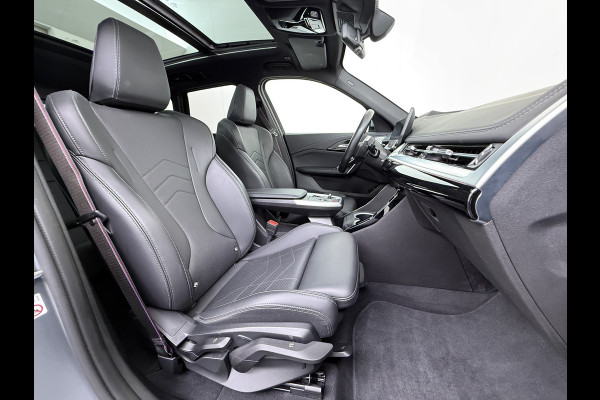 BMW X1 xDrive30e 327pk M-sport Leer Pano-Dak/Hef-Dak M-Sportstoelen+Elektr.+Geheugen+Verwarmd Trekhaak Harman-Kardon Adaptive-LED Live- Adaptive-Cruise AWD StuurVerwarmd Zwarte-Hemel Travelpack Park-Assist Pdc Draadloze lader Innovations-pakket Comfort-Pack €75.000,- Nieuw  Orig.NL auto! 1.800kg trekvermogen