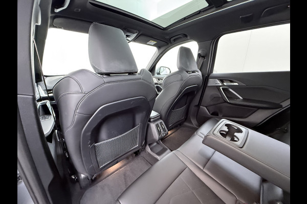 BMW X1 xDrive30e 327pk M-sport Leer Pano-Dak/Hef-Dak M-Sportstoelen+Elektr.+Geheugen+Verwarmd Trekhaak Harman-Kardon Adaptive-LED Live- Adaptive-Cruise AWD StuurVerwarmd Zwarte-Hemel Travelpack Park-Assist Pdc Draadloze lader Innovations-pakket Comfort-Pack €75.000,- Nieuw  Orig.NL auto! 1.800kg trekvermogen