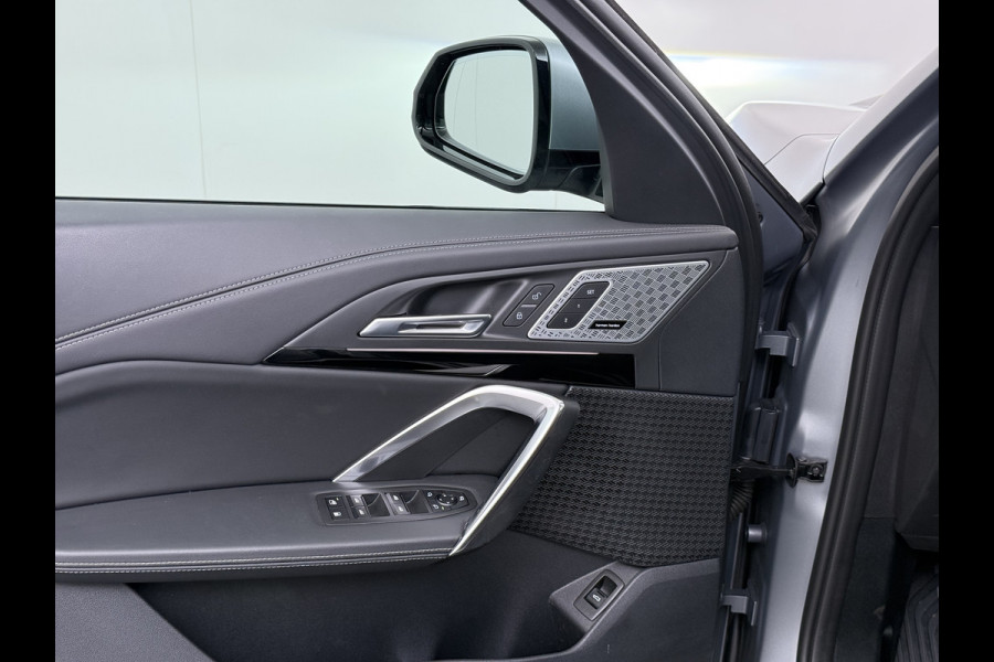 BMW X1 xDrive30e 327pk M-sport Leer Pano-Dak/Hef-Dak M-Sportstoelen+Elektr.+Geheugen+Verwarmd Trekhaak Harman-Kardon Adaptive-LED Live- Adaptive-Cruise AWD StuurVerwarmd Zwarte-Hemel Travelpack Park-Assist Pdc Draadloze lader Innovations-pakket Comfort-Pack €75.000,- Nieuw  Orig.NL auto! 1.800kg trekvermogen