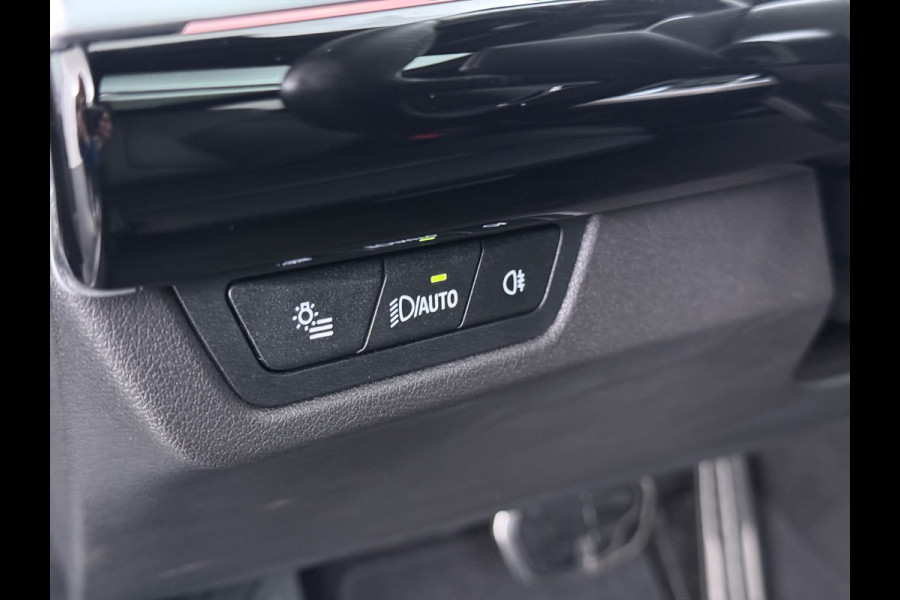 BMW X1 xDrive30e 327pk M-sport Leer Pano-Dak/Hef-Dak M-Sportstoelen+Elektr.+Geheugen+Verwarmd Trekhaak Harman-Kardon Adaptive-LED Live- Adaptive-Cruise AWD StuurVerwarmd Zwarte-Hemel Travelpack Park-Assist Pdc Draadloze lader Innovations-pakket Comfort-Pack €75.000,- Nieuw  Orig.NL auto! 1.800kg trekvermogen