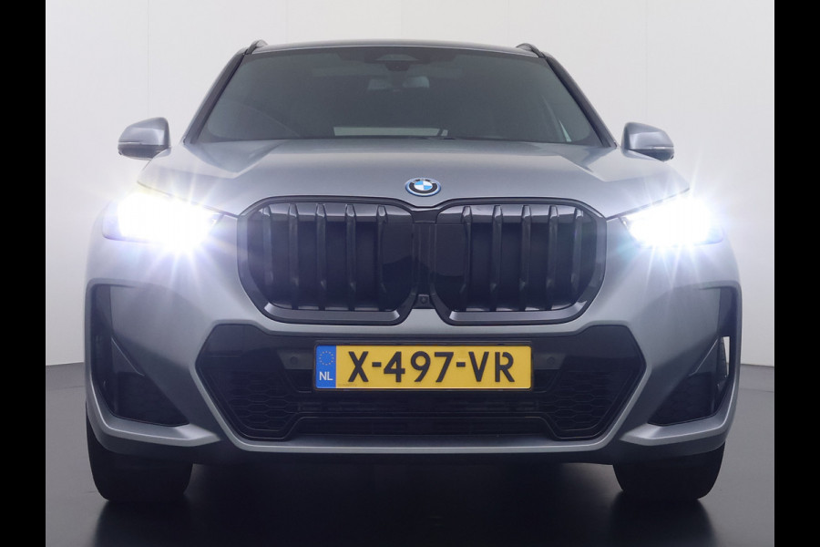 BMW X1 xDrive30e 327pk M-sport Leer Pano-Dak/Hef-Dak M-Sportstoelen+Elektr.+Geheugen+Verwarmd Trekhaak Harman-Kardon Adaptive-LED Live- Adaptive-Cruise AWD StuurVerwarmd Zwarte-Hemel Travelpack Park-Assist Pdc Draadloze lader Innovations-pakket Comfort-Pack €75.000,- Nieuw  Orig.NL auto! 1.800kg trekvermogen