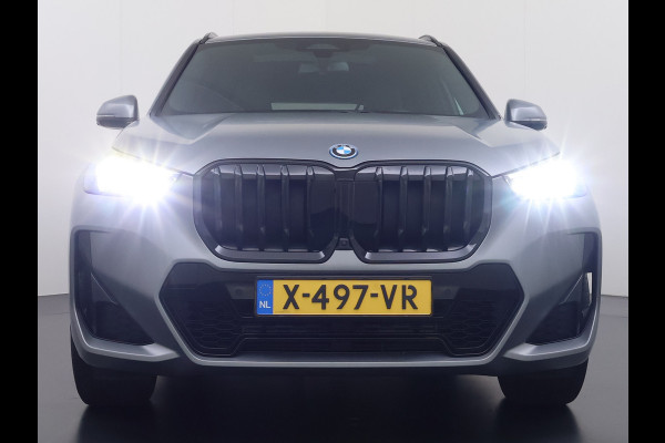 BMW X1 xDrive30e 327pk M-sport Leer Pano-Dak/Hef-Dak M-Sportstoelen+Elektr.+Geheugen+Verwarmd Trekhaak Harman-Kardon Adaptive-LED Live- Adaptive-Cruise AWD StuurVerwarmd Zwarte-Hemel Travelpack Park-Assist Pdc Draadloze lader Innovations-pakket Comfort-Pack €75.000,- Nieuw  Orig.NL auto! 1.800kg trekvermogen