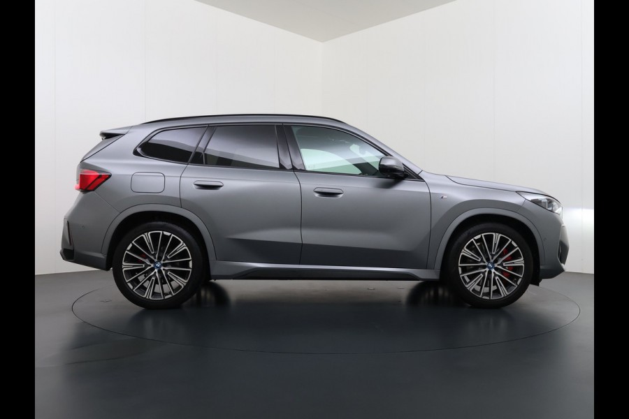 BMW X1 xDrive30e 327pk M-sport Leer Pano-Dak/Hef-Dak M-Sportstoelen+Elektr.+Geheugen+Verwarmd Trekhaak Harman-Kardon Adaptive-LED Live- Adaptive-Cruise AWD StuurVerwarmd Zwarte-Hemel Travelpack Park-Assist Pdc Draadloze lader Innovations-pakket Comfort-Pack €75.000,- Nieuw  Orig.NL auto! 1.800kg trekvermogen