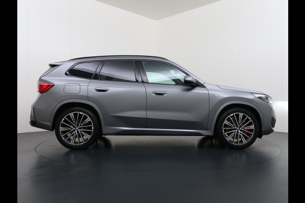 BMW X1 xDrive30e 327pk M-sport Leer Pano-Dak/Hef-Dak M-Sportstoelen+Elektr.+Geheugen+Verwarmd Trekhaak Harman-Kardon Adaptive-LED Live- Adaptive-Cruise AWD StuurVerwarmd Zwarte-Hemel Travelpack Park-Assist Pdc Draadloze lader Innovations-pakket Comfort-Pack €75.000,- Nieuw  Orig.NL auto! 1.800kg trekvermogen
