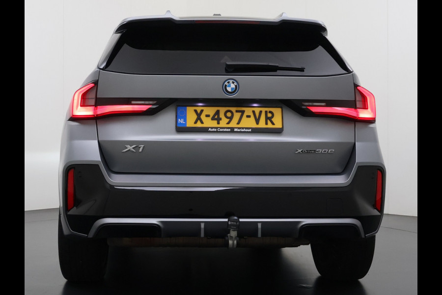 BMW X1 xDrive30e 327pk M-sport Leer Pano-Dak/Hef-Dak M-Sportstoelen+Elektr.+Geheugen+Verwarmd Trekhaak Harman-Kardon Adaptive-LED Live- Adaptive-Cruise AWD StuurVerwarmd Zwarte-Hemel Travelpack Park-Assist Pdc Draadloze lader Innovations-pakket Comfort-Pack €75.000,- Nieuw  Orig.NL auto! 1.800kg trekvermogen