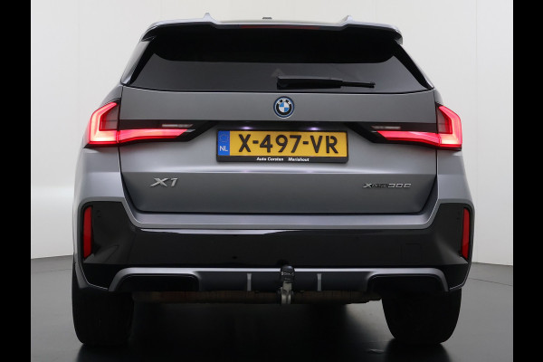 BMW X1 xDrive30e 327pk M-sport Leer Pano-Dak/Hef-Dak M-Sportstoelen+Elektr.+Geheugen+Verwarmd Trekhaak Harman-Kardon Adaptive-LED Live- Adaptive-Cruise AWD StuurVerwarmd Zwarte-Hemel Travelpack Park-Assist Pdc Draadloze lader Innovations-pakket Comfort-Pack €75.000,- Nieuw  Orig.NL auto! 1.800kg trekvermogen