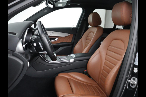 Mercedes-Benz GLC 300e 4MATIC Business Solution AMG | SOH 86,6% | Panorama dak | 360 Camera | Trekhaak | Adaptive cruise | Navigatie | DAB+ | Carplay | Bluetooth | Sfeerverlichting | Verkeersteken assistent | Climate control