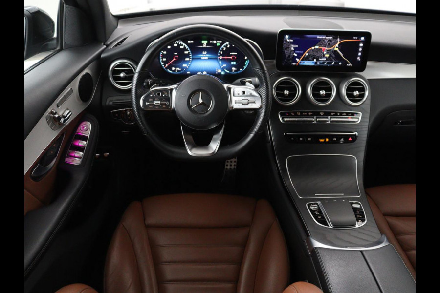 Mercedes-Benz GLC 300e 4MATIC Business Solution AMG | SOH 86,6% | Panorama dak | 360 Camera | Trekhaak | Adaptive cruise | Navigatie | DAB+ | Carplay | Bluetooth | Sfeerverlichting | Verkeersteken assistent | Climate control