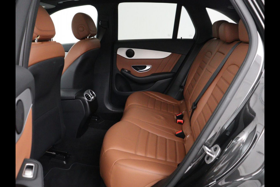 Mercedes-Benz GLC 300e 4MATIC Business Solution AMG | SOH 86,6% | Panorama dak | 360 Camera | Trekhaak | Adaptive cruise | Navigatie | DAB+ | Carplay | Bluetooth | Sfeerverlichting | Verkeersteken assistent | Climate control