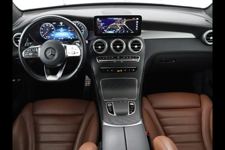 Mercedes-Benz GLC 300e 4MATIC Business Solution AMG | SOH 86,6% | Panorama dak | 360 Camera | Trekhaak | Adaptive cruise | Navigatie | DAB+ | Carplay | Bluetooth | Sfeerverlichting | Verkeersteken assistent | Climate control