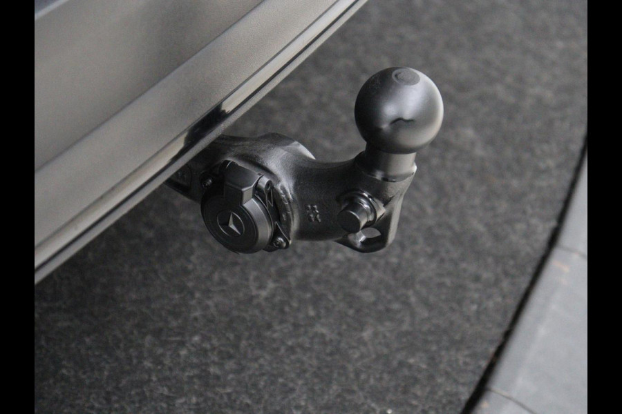 Mercedes-Benz GLC 300e 4MATIC Business Solution AMG | SOH 86,6% | Panorama dak | 360 Camera | Trekhaak | Adaptive cruise | Navigatie | DAB+ | Carplay | Bluetooth | Sfeerverlichting | Verkeersteken assistent | Climate control