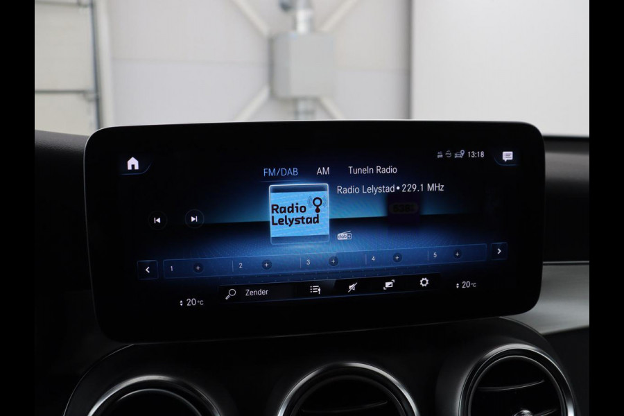 Mercedes-Benz GLC 300e 4MATIC Business Solution AMG | SOH 86,6% | Panorama dak | 360 Camera | Trekhaak | Adaptive cruise | Navigatie | DAB+ | Carplay | Bluetooth | Sfeerverlichting | Verkeersteken assistent | Climate control