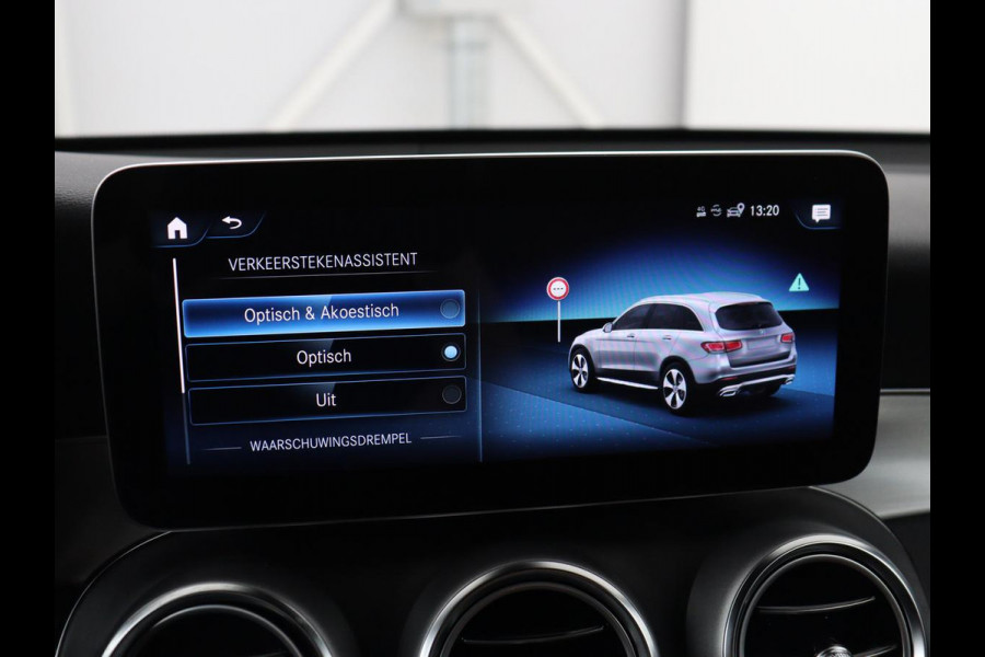 Mercedes-Benz GLC 300e 4MATIC Business Solution AMG | SOH 86,6% | Panorama dak | 360 Camera | Trekhaak | Adaptive cruise | Navigatie | DAB+ | Carplay | Bluetooth | Sfeerverlichting | Verkeersteken assistent | Climate control
