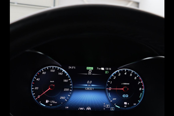 Mercedes-Benz GLC 300e 4MATIC Business Solution AMG | SOH 86,6% | Panorama dak | 360 Camera | Trekhaak | Adaptive cruise | Navigatie | DAB+ | Carplay | Bluetooth | Sfeerverlichting | Verkeersteken assistent | Climate control