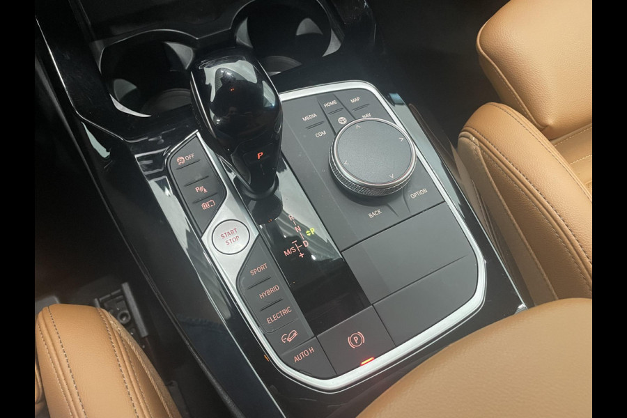 BMW X3 xDrive30e Trekhaak PDC VA + Camera Sportstoelen 19" M-Sport Stoelverwarming Cognac Leder Bekleding Privacy Glass DAB+ Navi Carplay Cruise Control