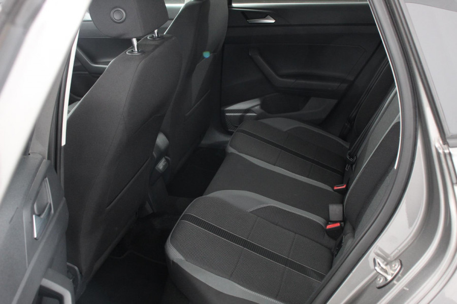 Volkswagen Polo 1.0 TSI 110pk DSG Highline Navigatie Apple Carplay/Android Auto Parkeersensoren Adaptieve Cruise Control Stoelverwarming Getinte ramen Climatronic