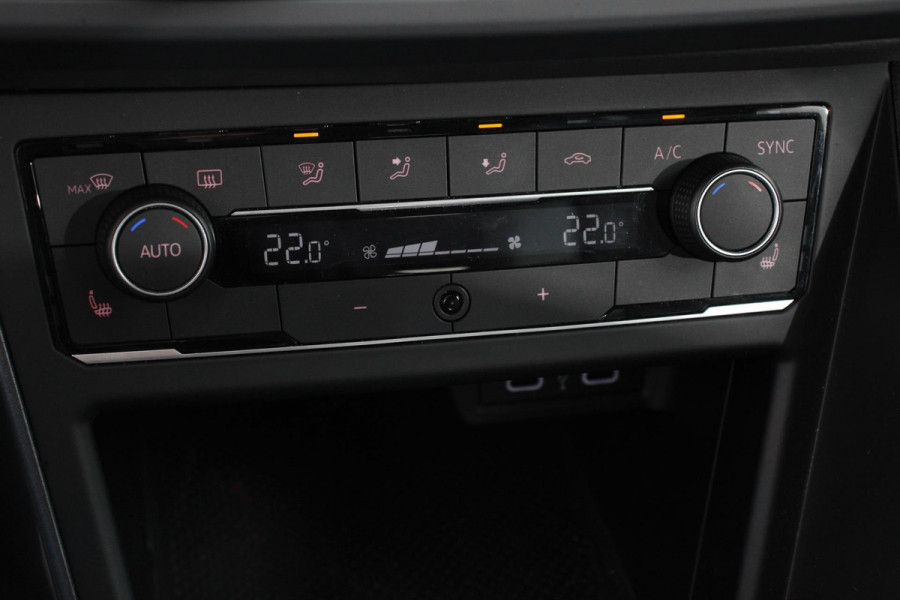 Volkswagen Polo 1.0 TSI 110pk DSG Highline Navigatie Apple Carplay/Android Auto Parkeersensoren Adaptieve Cruise Control Stoelverwarming Getinte ramen Climatronic