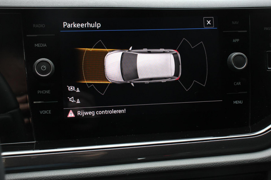 Volkswagen Polo 1.0 TSI 110pk DSG Highline Navigatie Apple Carplay/Android Auto Parkeersensoren Adaptieve Cruise Control Stoelverwarming Getinte ramen Climatronic
