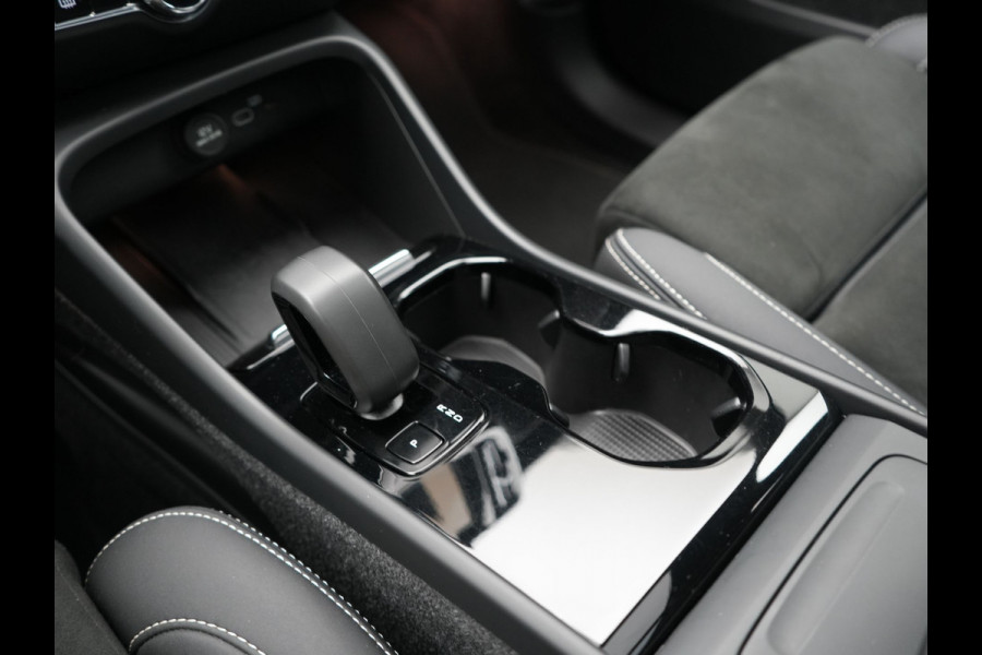 Volvo XC40 Ultimate Recharge Pure 70 kWh 231pk | Panodak | Warmtepomp | Adaptive Cruise | 360 Camera | Harman / Kardon | Alcantara Sportstoelen Memory & Verwarmd | Stuur Verwarmd | Google Assistent | Apple Carplay | Keyless | Blis | DAB |