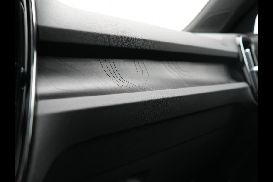 Volvo XC40 Ultimate Recharge Pure 70 kWh 231pk | Panodak | Warmtepomp | Adaptive Cruise | 360 Camera | Harman / Kardon | Alcantara Sportstoelen Memory & Verwarmd | Stuur Verwarmd | Google Assistent | Apple Carplay | Keyless | Blis | DAB |
