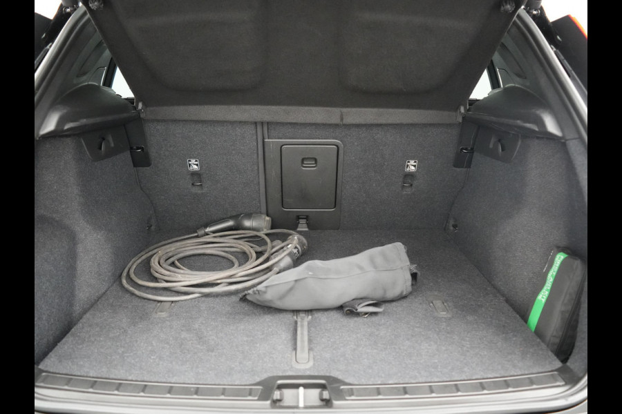 Volvo XC40 Ultimate Recharge Pure 70 kWh 231pk | Panodak | Warmtepomp | Adaptive Cruise | 360 Camera | Harman / Kardon | Alcantara Sportstoelen Memory & Verwarmd | Stuur Verwarmd | Google Assistent | Apple Carplay | Keyless | Blis | DAB |
