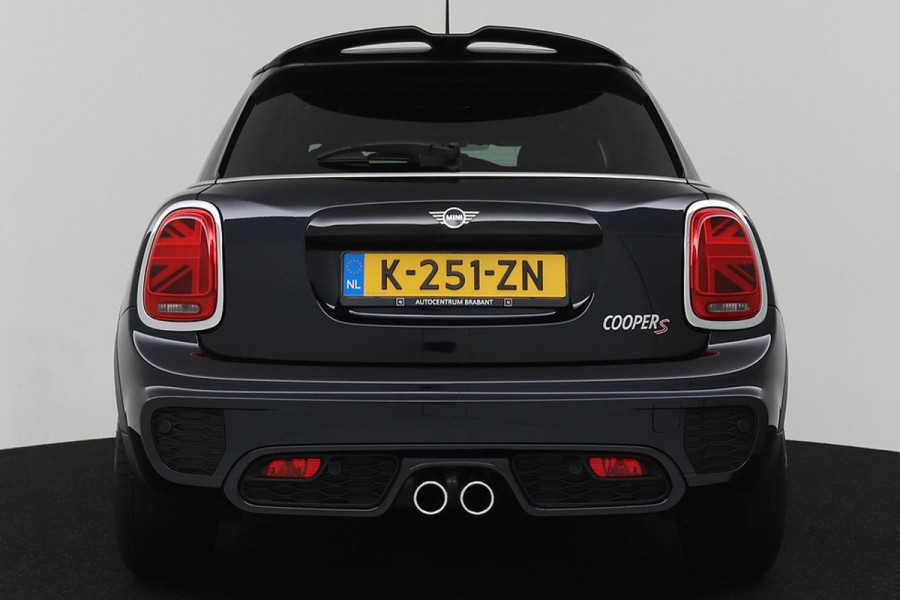 MINI Mini 2.0 Cooper S Chili JCW Pakket (PANORAMADAK, DEALER ONDERHOUDEN, HEAD-UP, CARPLAY, NAVIGATIE, STOELVERWARMING)