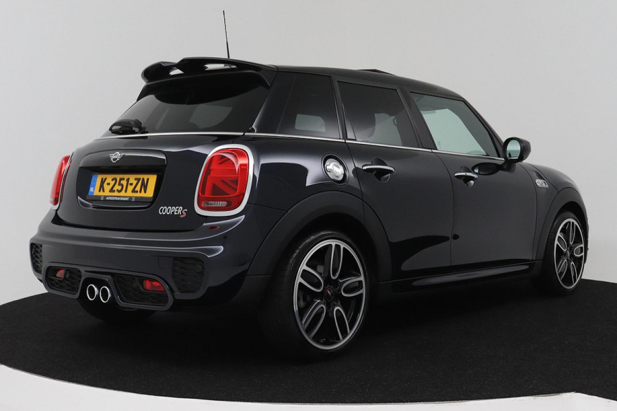 MINI Mini 2.0 Cooper S Chili JCW Pakket (PANORAMADAK, DEALER ONDERHOUDEN, HEAD-UP, CARPLAY, NAVIGATIE, STOELVERWARMING)
