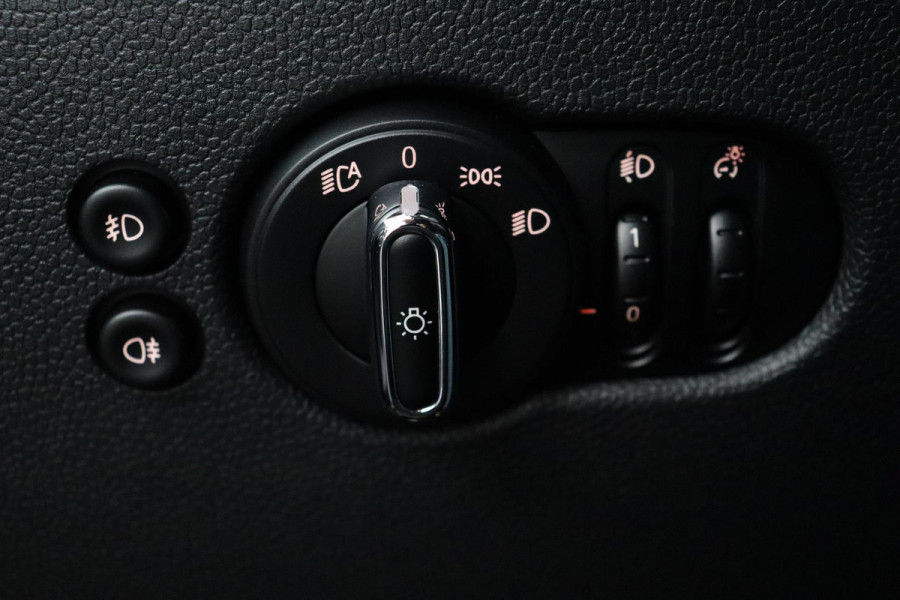 MINI Mini 2.0 Cooper S Chili JCW Pakket (PANORAMADAK, DEALER ONDERHOUDEN, HEAD-UP, CARPLAY, NAVIGATIE, STOELVERWARMING)