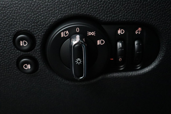 MINI Mini 2.0 Cooper S Chili JCW Pakket (PANORAMADAK, DEALER ONDERHOUDEN, HEAD-UP, CARPLAY, NAVIGATIE, STOELVERWARMING)