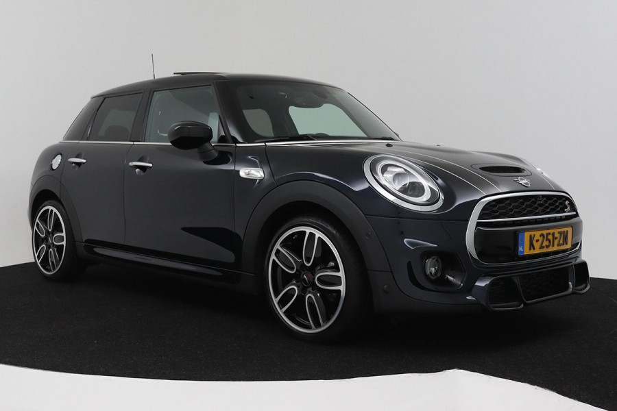 MINI Mini 2.0 Cooper S Chili JCW Pakket (PANORAMADAK, DEALER ONDERHOUDEN, HEAD-UP, CARPLAY, NAVIGATIE, STOELVERWARMING)