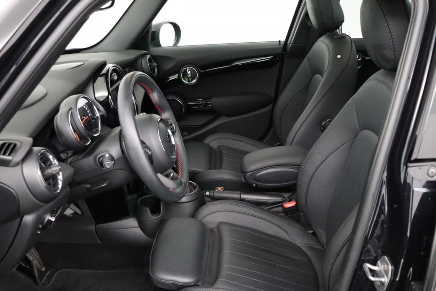 MINI Mini 2.0 Cooper S Chili JCW Pakket (PANORAMADAK, DEALER ONDERHOUDEN, HEAD-UP, CARPLAY, NAVIGATIE, STOELVERWARMING)