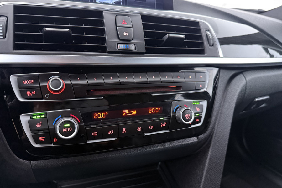 BMW 3 Serie Touring 318i High Executive (NAVIGATIE, TREKHAAK, STOELVERWARMING, DEALER ONDERHOUDEN, LEDER, LED)