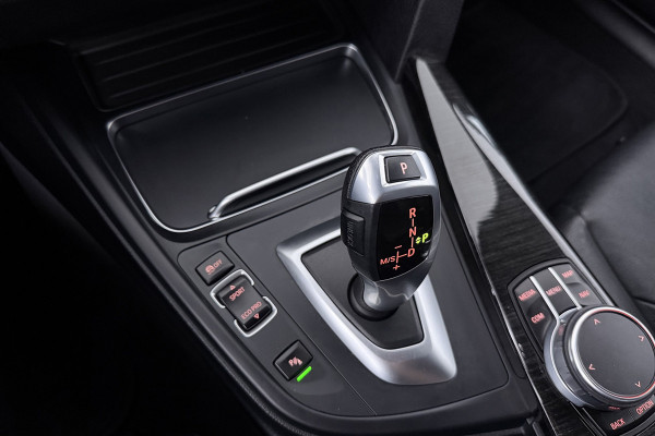 BMW 3 Serie Touring 318i High Executive (NAVIGATIE, TREKHAAK, STOELVERWARMING, DEALER ONDERHOUDEN, LEDER, LED)