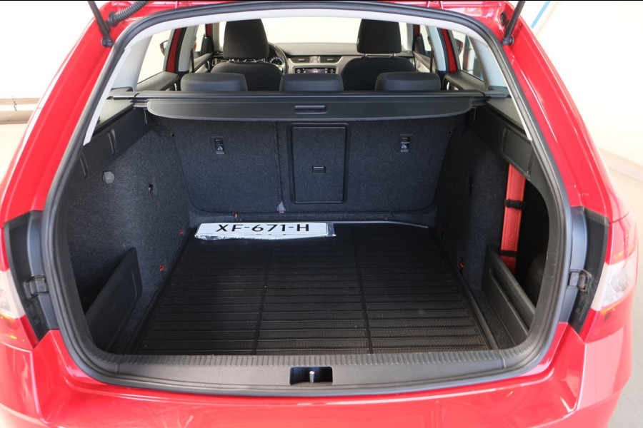 Škoda Octavia Combi 1.0 TSI Greentech Ambition Automaat - Airco, Cruise, Navi, PDC, Carplay, Trekhaak.