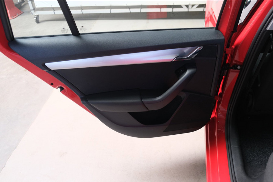 Škoda Octavia Combi 1.0 TSI Greentech Ambition Automaat - Airco, Cruise, Navi, PDC, Carplay, Trekhaak.