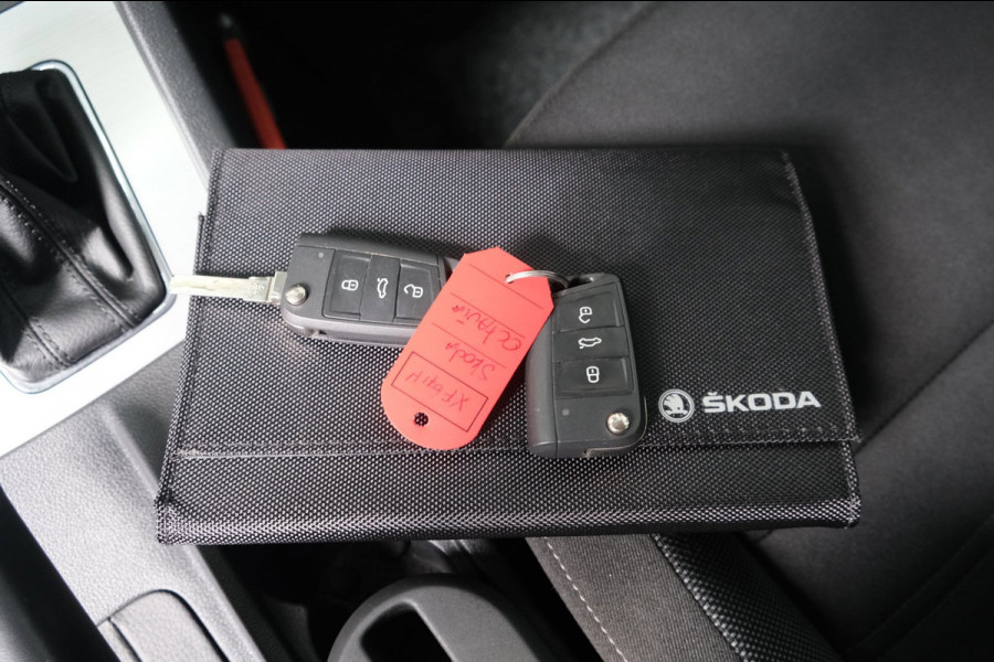 Škoda Octavia Combi 1.0 TSI Greentech Ambition Automaat - Airco, Cruise, Navi, PDC, Carplay, Trekhaak.