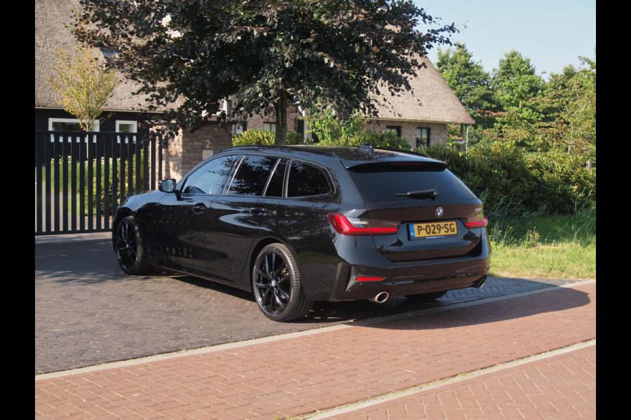 BMW 3 Serie Touring 318i Business Edition | Black Optic | Apple Carplay | Sfeerverlichting | Parkeersensoren | NL-Auto |
