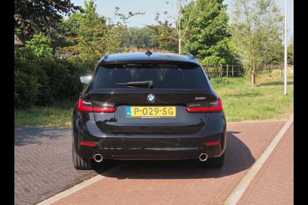 BMW 3 Serie Touring 318i Business Edition | Black Optic | Apple Carplay | Sfeerverlichting | Parkeersensoren | NL-Auto |