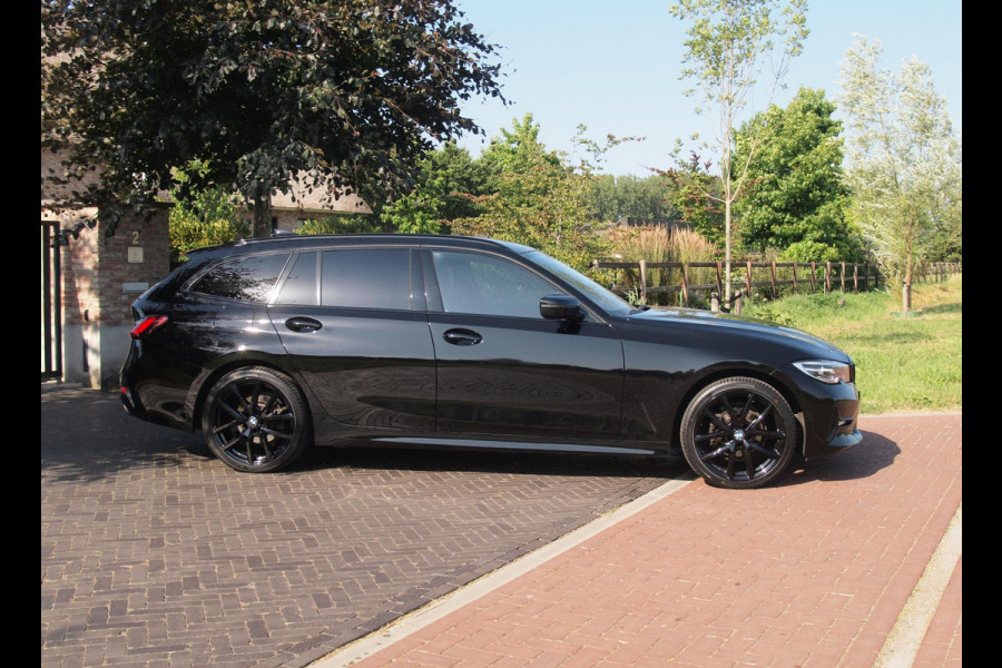 BMW 3 Serie Touring 318i Business Edition | Black Optic | Apple Carplay | Sfeerverlichting | Parkeersensoren | NL-Auto |