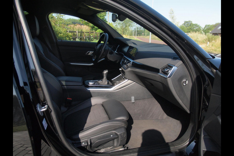 BMW 3 Serie Touring 318i Business Edition | Black Optic | Apple Carplay | Sfeerverlichting | Parkeersensoren | NL-Auto |