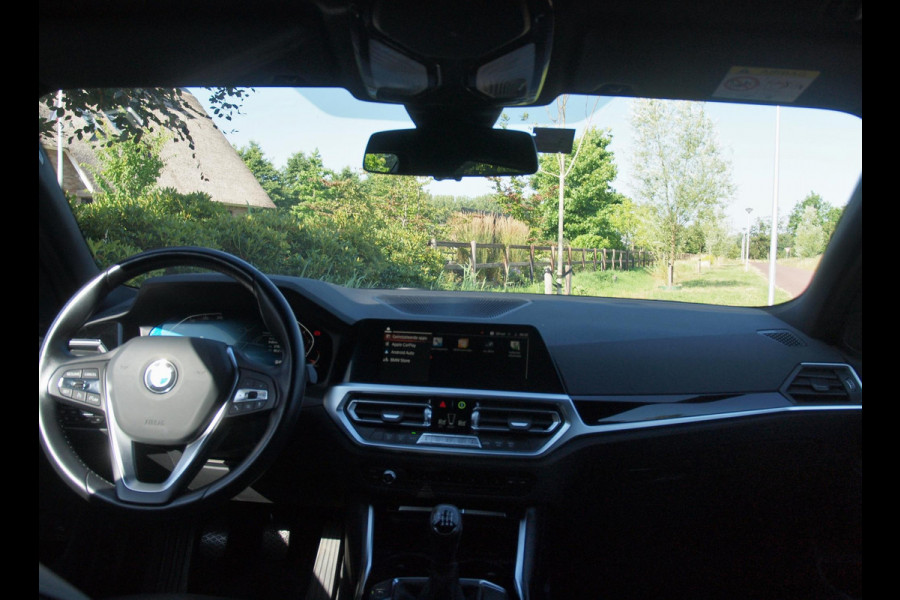 BMW 3 Serie Touring 318i Business Edition | Black Optic | Apple Carplay | Sfeerverlichting | Parkeersensoren | NL-Auto |