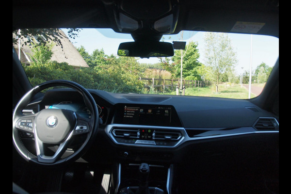 BMW 3 Serie Touring 318i Business Edition | Black Optic | Apple Carplay | Sfeerverlichting | Parkeersensoren | NL-Auto |